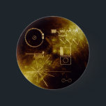Die goldene Aufzeichnung des Voyagers Button<br><div class="desc">Jede Voyagerraumsonde trägt ein Gold-überzogenes audio-visuelles Disc, im Falle, dass jedes Raumfahrzeug überhaupt durch intelligente Lebenformen von anderen planetarischen Systemen gefunden wird. Die Disc tragen Fotos der Erde und seiner lifeforms, eine Strecke der Fachinformation, gesprochene Grüße von den Leuten (z.B. der Generalsekretär von den Nationen und vom Präsidenten der Vereinigten...</div>