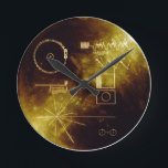 Die goldene Aufzeichnung des Voyagers Runde Wanduhr<br><div class="desc">Jede Voyagerraumsonde trägt ein Gold-überzogenes audio-visuelles Disc, im Falle, dass jedes Raumfahrzeug überhaupt durch intelligente Lebenformen von anderen planetarischen Systemen gefunden wird. Die Disc tragen Fotos der Erde und seiner lifeforms, eine Strecke der Fachinformation, gesprochene Grüße von den Leuten (z.B. der Generalsekretär von den Nationen und vom Präsidenten der Vereinigten...</div>