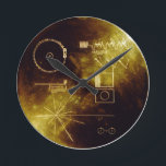 Die goldene Aufzeichnung des Voyagers Runde Wanduhr<br><div class="desc">Jede Voyagerraumsonde trägt ein Gold-überzogenes audio-visuelles Disc, im Falle, dass jedes Raumfahrzeug überhaupt durch intelligente Lebenformen von anderen planetarischen Systemen gefunden wird. Die Disc tragen Fotos der Erde und seiner lifeforms, eine Strecke der Fachinformation, gesprochene Grüße von den Leuten (z.B. der Generalsekretär von den Nationen und vom Präsidenten der Vereinigten...</div>