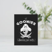 Die Goonies "Niemals sagen Die Piraten-Abzeichen Postkarte (Stehend Vorderseite)