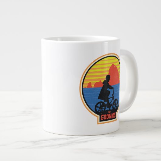 Die Goonies Retro Mikey Riding Bike Grafik Jumbo-Tasse (Vorderseite Rechts)