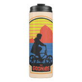 Die Goonies Retro Mikey Riding Bike Grafik Thermosbecher (Vorderseite)