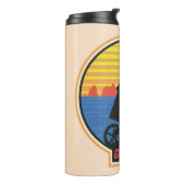 Die Goonies Retro Mikey Riding Bike Grafik Thermosbecher (Nach links gedreht)