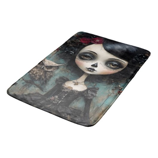Die Gotische Puppe und ihr Haustier-Eule Badematte (Schrägansicht)
