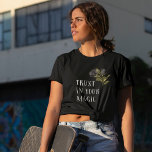 Die gotische Rose vertraut auf Ihre Magie T-Shirt<br><div class="desc">Gotischer und dunkler T - Shirt,  der die schwarzen Rose mit einem Text illustriert,  der "Vertrauen in deine Magie" sagt.</div>