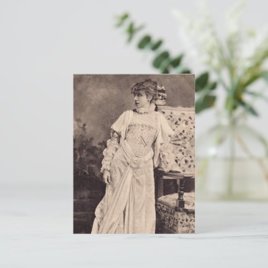 Die Göttliche Sarah Postkarte (Stehend Vorderseite)