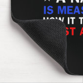Die Größe einer Nation wird durch Design gemessen Mousepad (Ecke)