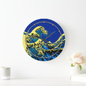 Die große Hokusai-Welle im Stil des blauen gelben  Große Wanduhr (Zuhause)