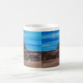 Die Große Sphinx und die Pyramide von Khafre Kaffeetasse (Mittel)