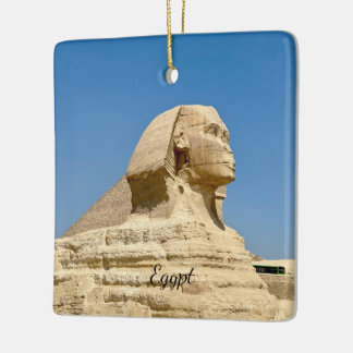 Die Große Sphinx von Giza vor einem klaren blauen  Keramikornament