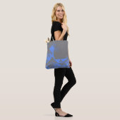 Die große Wave Tote Tasche Blau & Grau (Am Model)