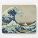 Die große Welle vor Kanagawa Mousepad<br><div class="desc">Die Große Welle von Kanagawa, auch bekannt als The Great Wave oder einfach The Wave, ist ein Holzschnitt des japanischen Künstlers Katsushika Hokusai. Beispiel der ukiyo-e Kunst, wurde sie irgendwann zwischen 1830 und 1833 als die erste in Hokusai's Serie 36 Ansichten des Mount Fuji veröffentlicht, und ist sein berühmtestes Werk....</div>