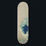 Die große Welle vor Kanagawa Skateboard<br><div class="desc">Die Große Welle von Kanagawa ist eine von 36 Views des Fuji ist eine ukiyo-e Serie von großen, farbigen Holzschnitten des japanischen Künstlers Katsushika Hokusai (1760-1849). Die Serie zeigt den Fuji in unterschiedlichen Jahreszeiten und Wetterbedingungen von verschiedenen Orten und Entfernungen. Es besteht tatsächlich aus 46 Drucke, die zwischen 1826 und...</div>