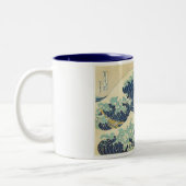 Die große Welle weg vom Ufer von Kanagawa Zweifarbige Tasse (Links)