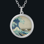Die große Welle weg von Kanagawa Versilberte Kette<br><div class="desc">Die große Welle weg von Kanagawa. Die große Welle weg von Kanagawa (神奈川沖浪裏 Kanagawa-oki nami ura? , "in gut einer Welle weg von Kanagawa"/"unter der Welle weg von Kanagawa"), alias der großen Welle oder einfach der Welle, ist ein woodblock Druck durch den japanischen ukiyo-e Künstler Hokusai. Er wurde einmal zwischen...</div>