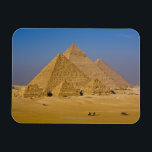 Die großen Pyramiden von Gizeh, Ägypten Magnet<br><div class="desc">Die Großen Pyramiden von Gizeh, Ägypten. Diese archäologische Sehenswürdigkeit ist die bekannteste in der Welt. Diese ägyptische Nekropole besteht aus der Pyramide von Khufu (bekannt als die Große Pyramide und die Pyramide von Cheops), der etwas kleineren Pyramide von Ghafre (oder Chephren) einige hundert Meter südlich und der relativ bescheidenen Pyramide...</div>