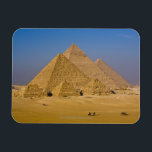 Die großen Pyramiden von Gizeh, Ägypten Magnet<br><div class="desc">Die Großen Pyramiden von Gizeh, Ägypten. Diese archäologische Sehenswürdigkeit ist die bekannteste in der Welt. Diese ägyptische Nekropole besteht aus der Pyramide von Khufu (bekannt als die Große Pyramide und die Pyramide von Cheops), der etwas kleineren Pyramide von Ghafre (oder Chephren) einige hundert Meter südlich und der relativ bescheidenen Pyramide...</div>