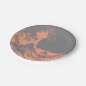 Die großen Wave Paper-Teller Peach & Gray Pappteller (Schrägansicht)
