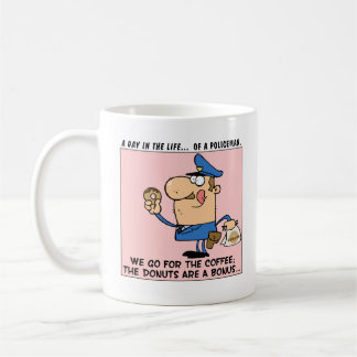 Die Grund-Polizisten gehen zu den Kaffeetasse