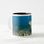 Die grüne Meeresschildkröte (Chelonia mydas) ist d Zweifarbige Tasse (Vorderseite Links)