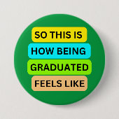 Die grüne runde Taste SO_THIS_IS_HOW_BEING_GRADUIE Button (Vorderseite)