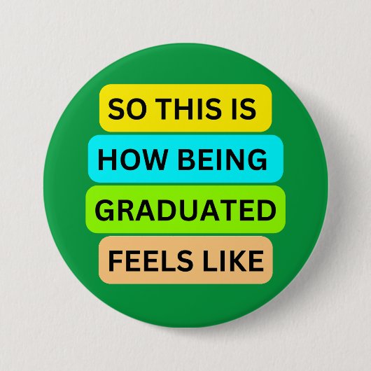 Die grüne runde Taste SO_THIS_IS_HOW_BEING_GRADUIE Button (Vorderseite)