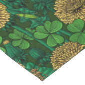 Die grüne und gelbe Wiese Tischdecke (Schrägansicht)