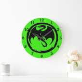 Die grüne Wanduhr des Schwarzen Drachen mit Zahlen (Zuhause)