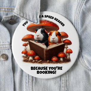 Die Guinea der Hasen unter den roten Pilzen Button