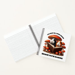 Die Guinea der Hasen unter den roten Pilzen Notizblock