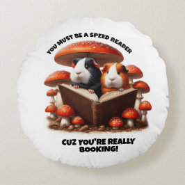 Die Guinea der Hasen unter den roten Pilzen Rundes Kissen