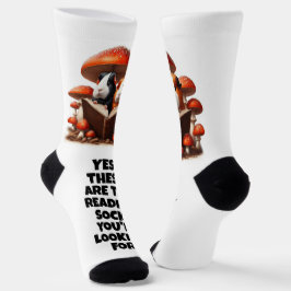 Die Guinea der Hasen unter den roten Pilzen Socken