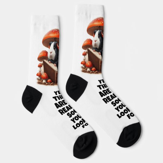 Die Guinea der Hasen unter den roten Pilzen Socken (Rechts)