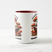 Die Guinea der Hasen unter den roten Pilzen Tasse (Zentrum)