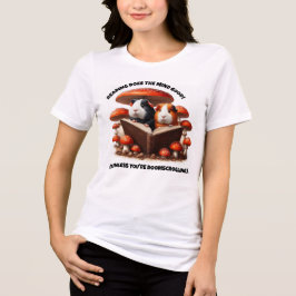 Die Guinea der Hasen unter den roten Pilzen Tri-Blend Shirt