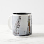 Die H-IIB-Rakete auf dem Ladestreifen Zweifarbige Tasse (Vorderseite Links)