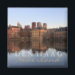 Die Haager Skyline im niederländischen Textmagnete Magnet<br><div class="desc">Souvenir Foto Magnet mit der modernen Skyline des Stadtzentrums von Den Haag zusammen mit dem historischen Mauritshuis-Museum und dem Sitz des Regierungs-Parlament Gebäude mit Reflektion im stillen Wasser des Hofvijver Sees bei Dämmerung in den Niederlanden mit dem Text: 'Den Haag,  Nederland',  Niederländisch für 'Den Haag,  Niederlande'.</div>