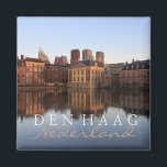 Die Haager Skyline im niederländischen Textmagnete Magnet<br><div class="desc">Souvenir Foto Magnet mit der modernen Skyline des Stadtzentrums von Den Haag zusammen mit dem historischen Mauritshuis-Museum und dem Sitz des Regierungs-Parlament Gebäude mit Reflektion im stillen Wasser des Hofvijver Sees bei Dämmerung in den Niederlanden mit dem Text: 'Den Haag,  Nederland',  Niederländisch für 'Den Haag,  Niederlande'.</div>