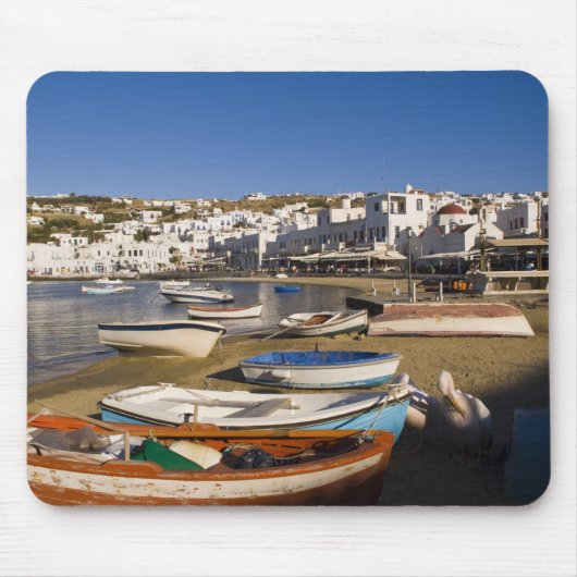 Die Hafenstadt mit bunten Fischerbooten Mousepad (Vorne)