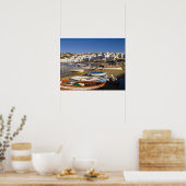 Die Hafenstadt mit bunten Fischerbooten Poster (Küche)