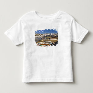 Die Hafenstadt mit farbenfrohen Fischerbooten Kleinkind T-shirt