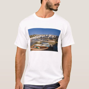 Die Hafenstadt mit farbenfrohen Fischerbooten T-Shirt