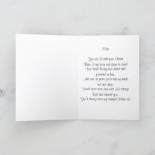 Die Hand des Muttertagkindes, das Lila Blume gibt Karte (Innenseite)