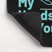 Die Hände des lustigen Massagetherapeuten Mousepad (Ecke)