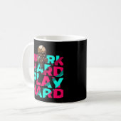 Die harte Arbeit - harte Skull-Motivation ist uner Kaffeetasse (Vorderseite Links)