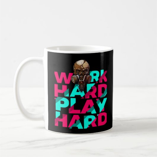 Die harte Arbeit - harte Skull-Motivation ist uner Kaffeetasse (Links)