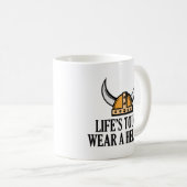 Die harte Tasse des Lebens mit einem Helm (VorderseiteRechts)