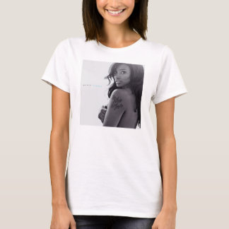 Die Haut, die ich im langen T-Shirt habe