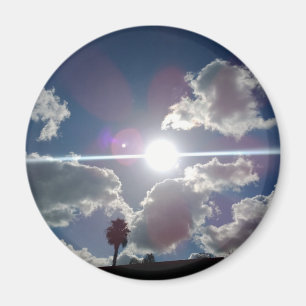 Die helle Sonne strahlt durch die Silberwolken Magnet