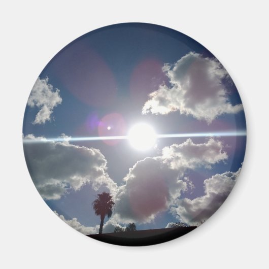 Die helle Sonne strahlt durch die Silberwolken Magnet (Vorne)